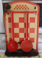 ANCIEN PORTE USTENSILES  A DAMIER ROUGE  EN TOLE AVEC LOUCHE ET PASSOIRE ECUMOIR