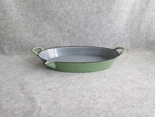 ancien plat à four en fonte avec bec verseur