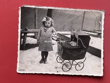 Photo, petite fille avec poussette (N)50690