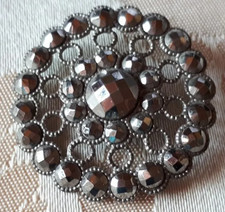 GRAND  BOUTON  EN ACIER CLOUTé   FACETTé  ET  AJOURE DIAMETRE 3 CM