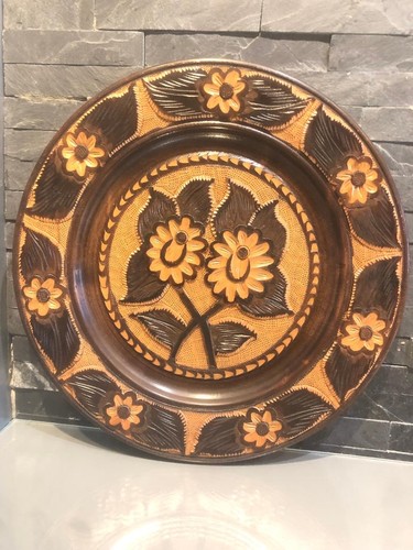 Assiette décorative sculptée