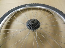 Roue  Arriére 26 pouces  vtt  a écrous     + pneu  Trek