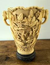 GRAND VASE EN RESINE SCULTE
