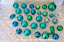 Lot de 30 boules de Noël bleu, vert, argent  vintage, années  80
