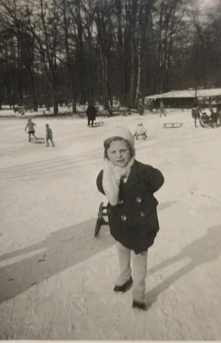 Enfant jouant luge 1930 - jouant,