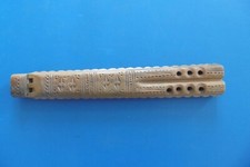 FLÛTE EN BOIS SCULPTÉE A