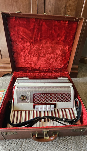 Scandalli white red - red, piano
