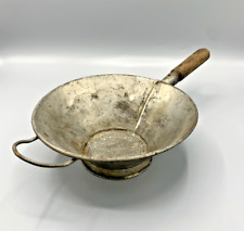 Ancien écumoire, petite passoire, tamis vintage en métal avec manche en bois