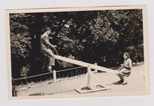 photo ancienne 🎞️ couple sur bascule vintage au parc années 50