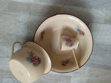 LOT DE 3 PIECES EN TOLE EMAILLEE COMPRENANT CUVETTE, POT A ANSE, VERSEUSE