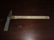Outil ancien pic de mineur ? ( lame de 21 cm manche de 36 cm )