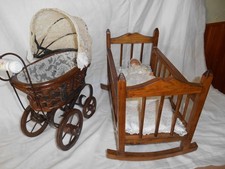 LOT JOUET POUPEE LIT ET LANDAU CAPITONNE ET MINI BAIGNEUR