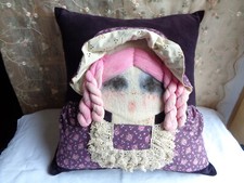 1970' - COUSSIN HABILLÉ POUPÉE MARIE D'O - FAIT MAIN - EN RELIEF - PIÈCE UNIQUE