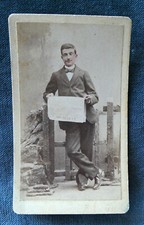 Photo colorisée fin XIXeme Homme debout tenant le journal ( La Dépêche )