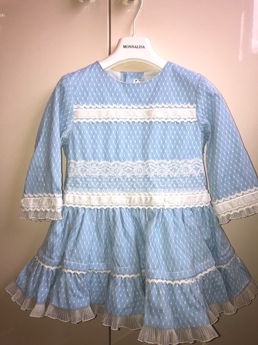 Belle robe espagnole fille