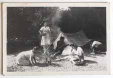 Scène camping, feu bois, tentes, que femmes amies - Photo ancienne snapshot