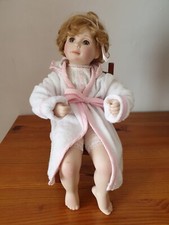 Poupée assise sur chaise en