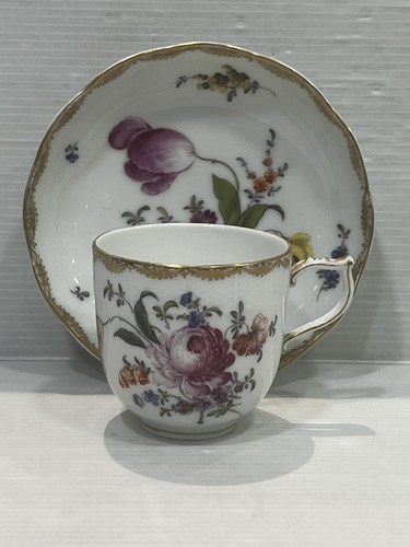 Tasse sous - sous, porcelaine