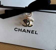 CHANEL Charm 2023 Holiday Christmas Limited Edition Nouveauté CC Logo Gold Charm