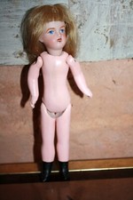 Adorable petite poupée