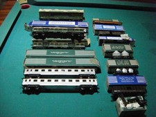 LOT HORNBY HO WAGON MARCHANDISES ET VOYAGEURS AVEC BOITES BLEU ET VERTE 13 PIEC