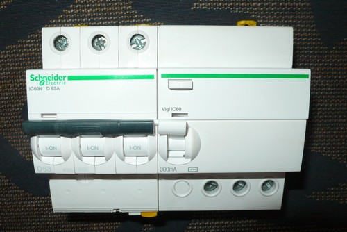 Disjoncteur triphase a9f75363 - disjoncteur,
