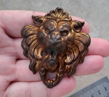 Ancienne décoration / cache clous TÊTE de LION, en laiton doré  N°116D