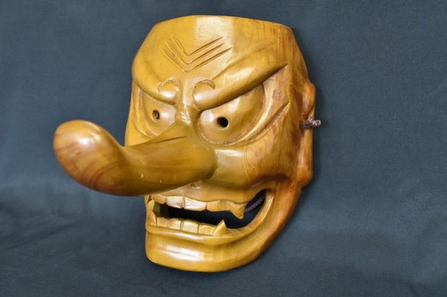 Ancien masque traditionnel