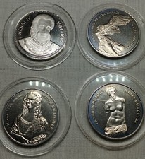  Lot 4 médailles 3 musée du Louvre et 1 médaille argent Henri IV