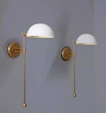 Paire d'appliques Spoutnik articulées en laiton brut ancien blanc à côté d'un...