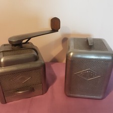 ANCIEN ET SUPERBE  MOULIN A CAFE MOULUX AVEC SA   BOITE A  CHICOREE