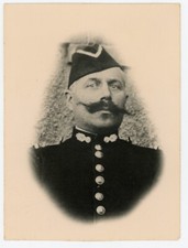 Photo vintage vers 1900, un militaire gendarme pose belles moustaches képi