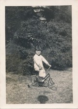 Snapshot 1 er avril 1933 enfant sur vélo bicycle roulettes child sport jeu 