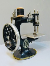 MACHINE À COUDRE MINIATURE DE POUPÉE SINGER MADE IN USA DÉBUT XX° SIÈCLE (2)