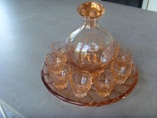 310- Ancien petit service à liqueur en verre rose (carafe, plateau et 10 verres)