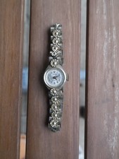 PETITE MONTRE VINTAGE  MORTIMA 17 JEWELS, BRACELET MÉTAL À FLEURS, À RÉPARER
