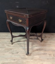 Table à jeu dite “mouchoir” en acajou, style Louis XV à décor d’inspiration asia