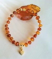 Chic Bracelet En Ambre De La Mer Baltique, Avec Son Médaillon En Plaqué Or.