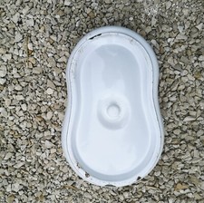 ANCIEN BIDET EN TÔLE ÉMAILLÉE AVEC COUVERCLE BLANC, LISERE BLEU