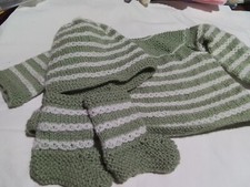 BRASSIERE BONNET ET CHAUSSONSTAILLE NAISSANCE VERT OLIVE ET ECRU  NEUF FAIT MAIN