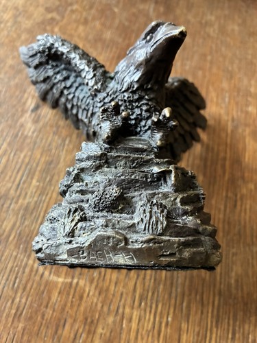 Bronze aigle sur son rocher