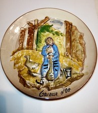 Assiette décorative barbotine? la gaveuse d'oie signée 