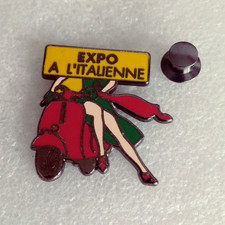 Pin's lapel pins pin up SCOOTER VESPA  EXPO A L'ITALIENNE ( Jaune ) ZAMAC Signé