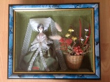 Rare et superbe diorama vintage !!! Poupée + Corbeille avec fleurs (Ile de Ré)