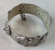Ancien bracelet oriental, décor chameau, main de Fatma, en métal argenté