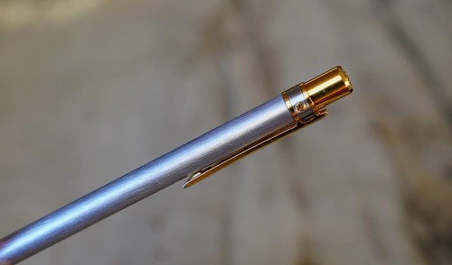 Magnifique stylo bille must - must, de