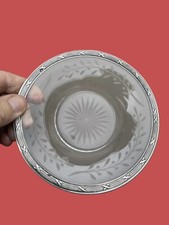 Petite assiette creuse  en cristal taillé  bordure en argent minerve.