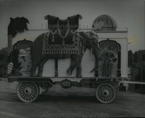 1992 press photo elaborately - 1992,