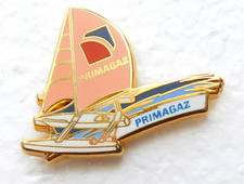 Pin's Voilier Bateau Trimaran