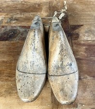 Paire d’embauchoirs anciens en bois avec renfort métallique.Outil de cordonnier.